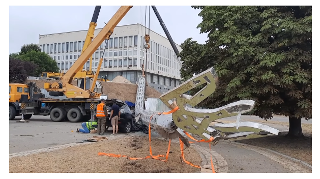 День независимости: на Украине рухнул гигантский флагшток