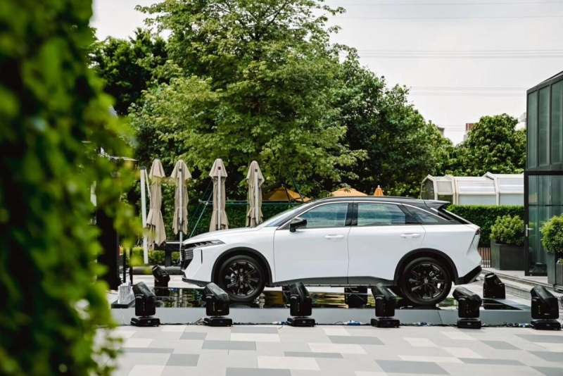 Nissan официально представил новый кроссовер Venucia V-Online. Он не похож ни на одну модель японской марки