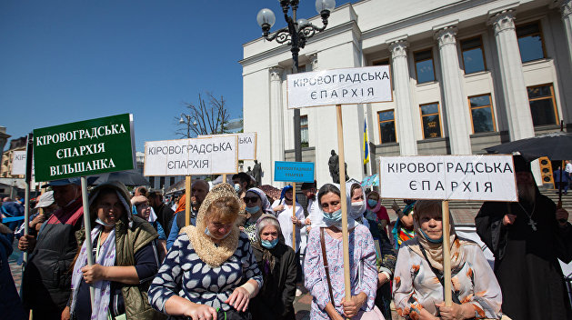 Верующие УПЦ хотят подкараулить Варфоломея, чтобы поговорить