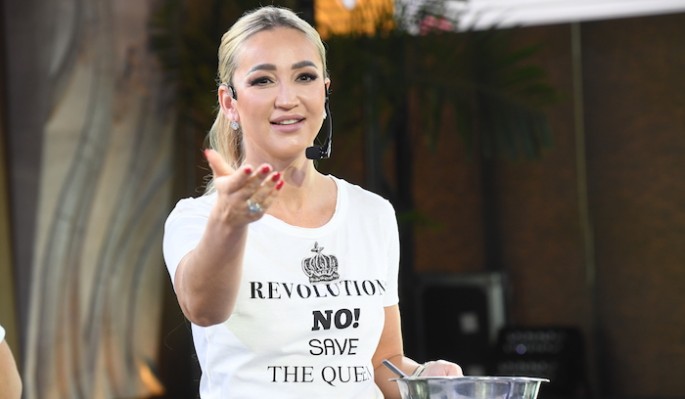 С треском провалившуюся Бузову закидали камнями