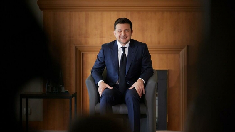 В Киеве протестующие жгли файеры у резиденции Зеленского