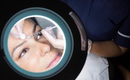 Морщины исчезли, но стал косить глаз — какие «уколы красоты» могут изуродовать